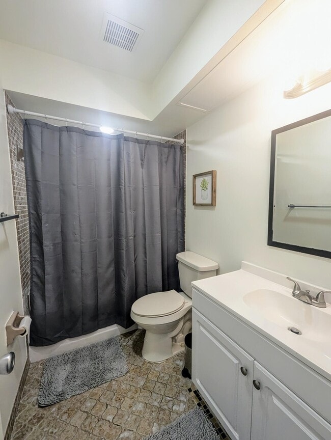 Building Photo - 1352 Riverside Cir