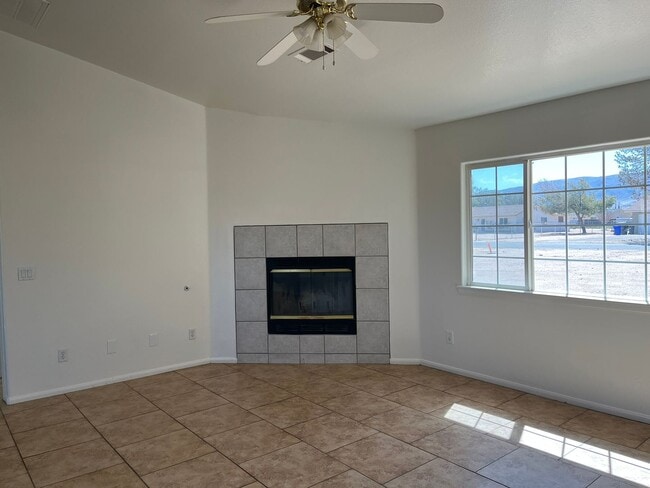 Building Photo - 3 bedroom 2 bathroom home available in Apple Valley!