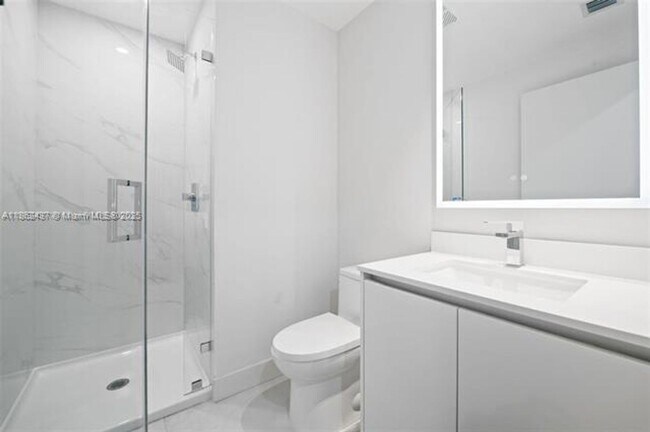 Building Photo - 700 NE 24th St