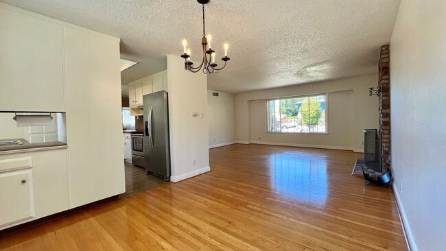 Building Photo - Gorgeous house - Huge Backyard with Bonus ...