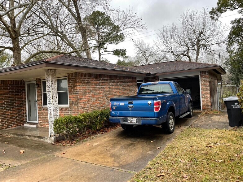 Front Right Side - 301 Cypress St