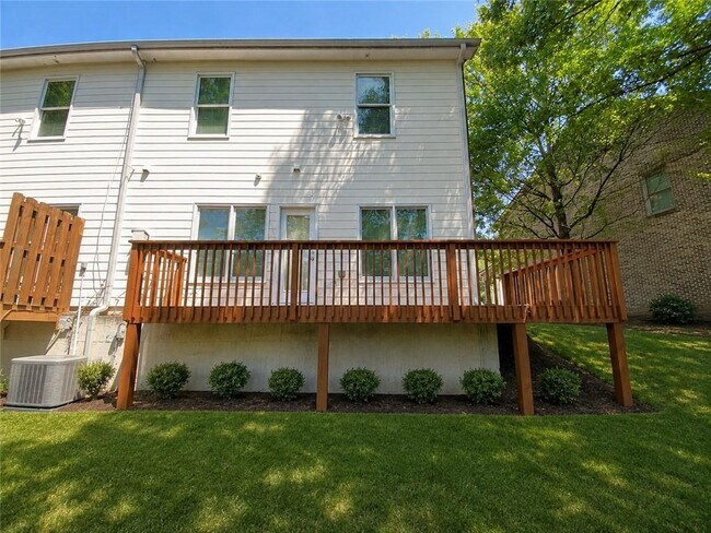 Building Photo - 1664 Oakbrook Lake Dr NW
