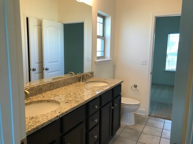 Jack & Jill bath upstairs - 3776 River Trace Dr