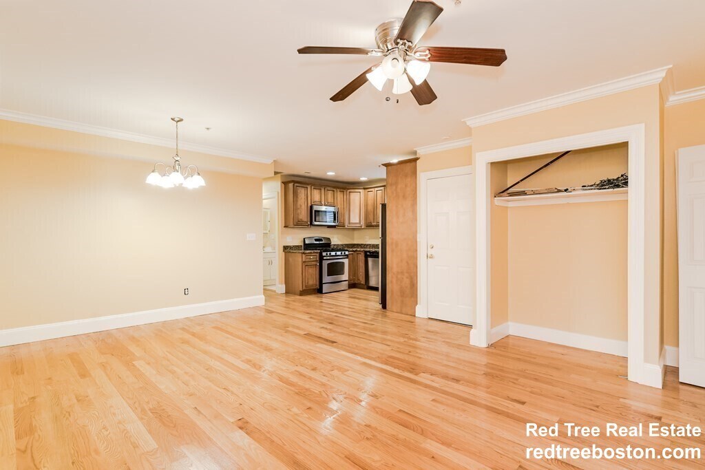 Building Photo - 164 Boylston St