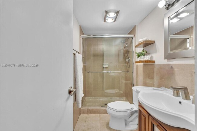 Building Photo - 3375 N Country Club Dr