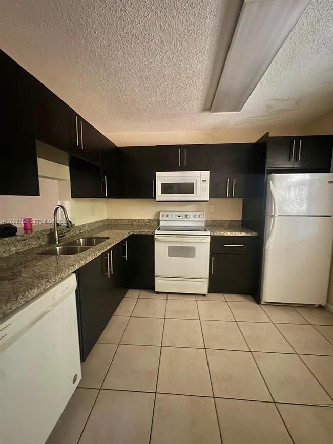 Building Photo - 4174 Inverrary Dr