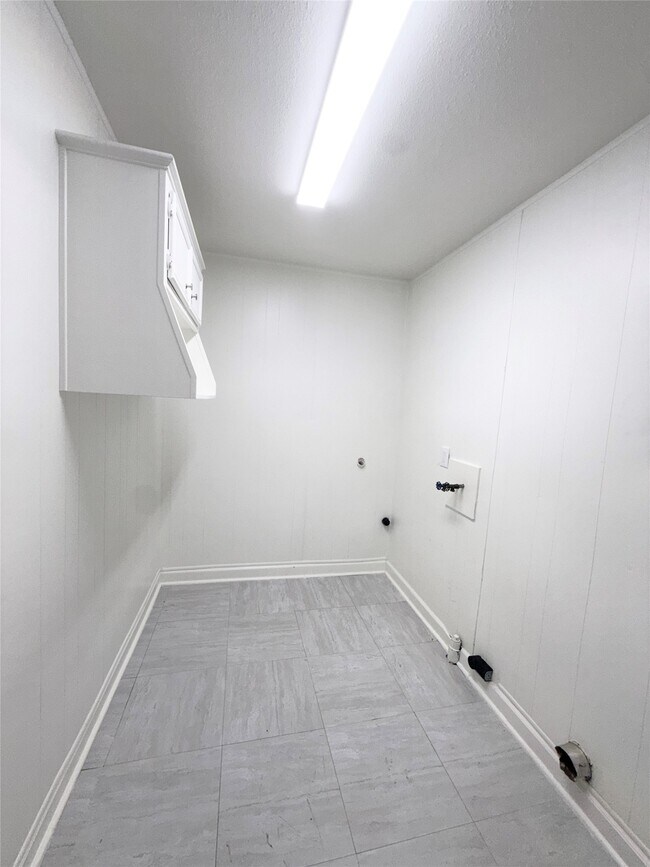 Building Photo - 523 Wisteria St