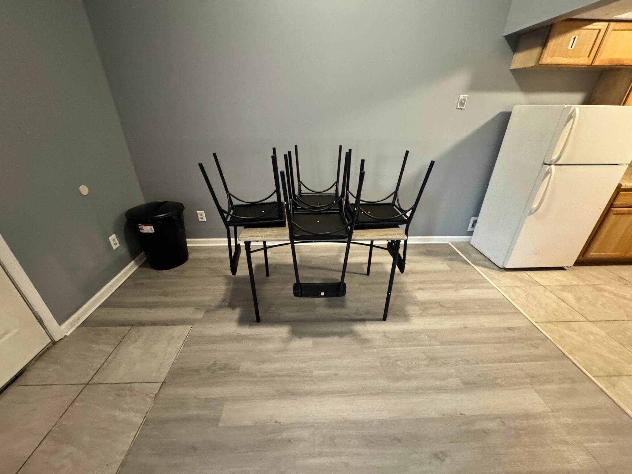 Building Photo - Room in Apartment on River Park Dr
