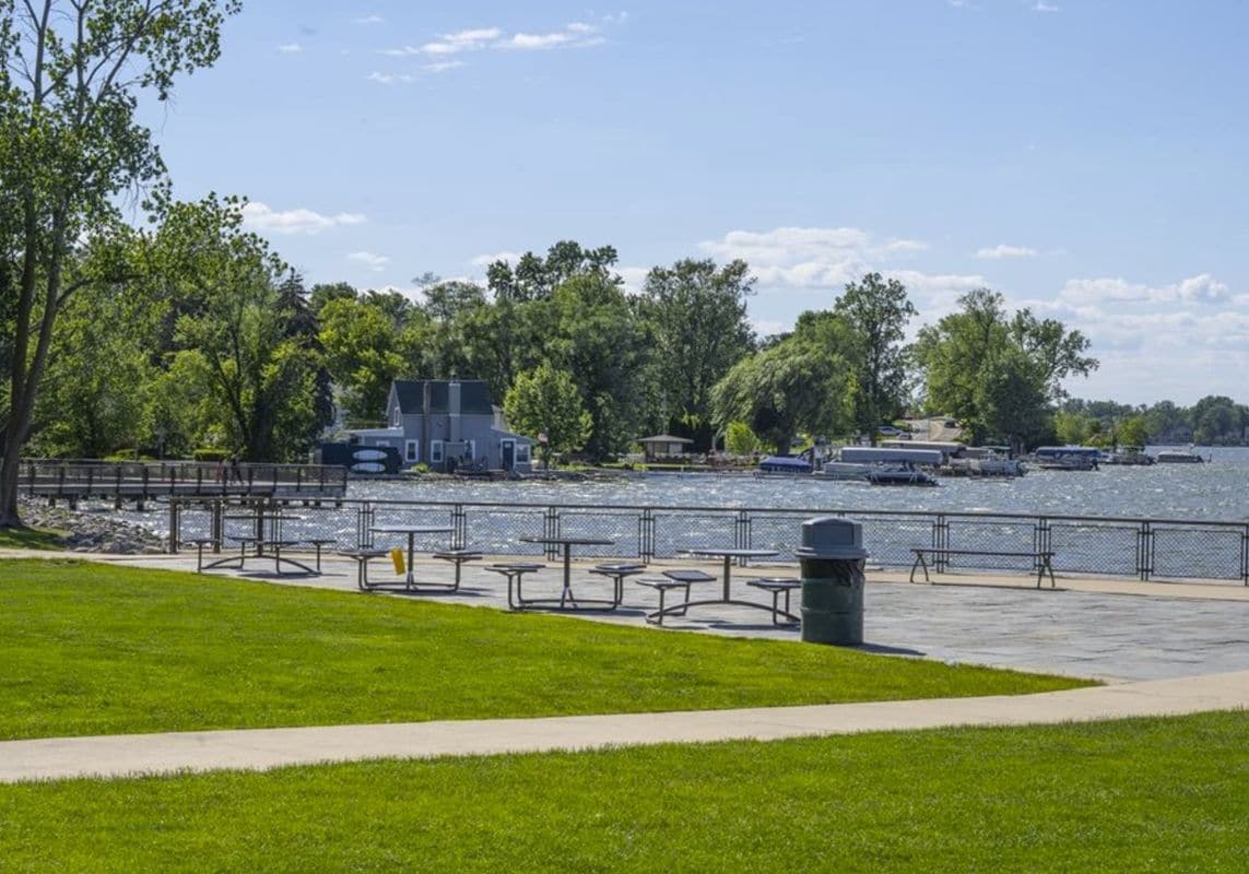 Building Photo - 1805 E Lake Dr