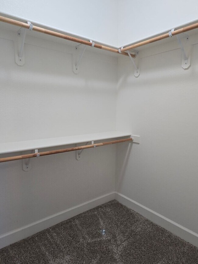 Building Photo - Fabulous home in a gated community with ov...