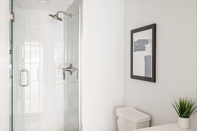 Building Photo - Gorgeous 2 Bedroom 2 Bathroom Condo in Low...