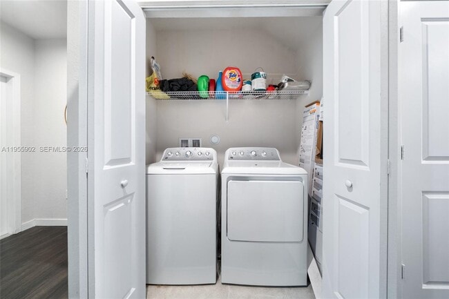 Building Photo - 1050 W Davis Pkwy