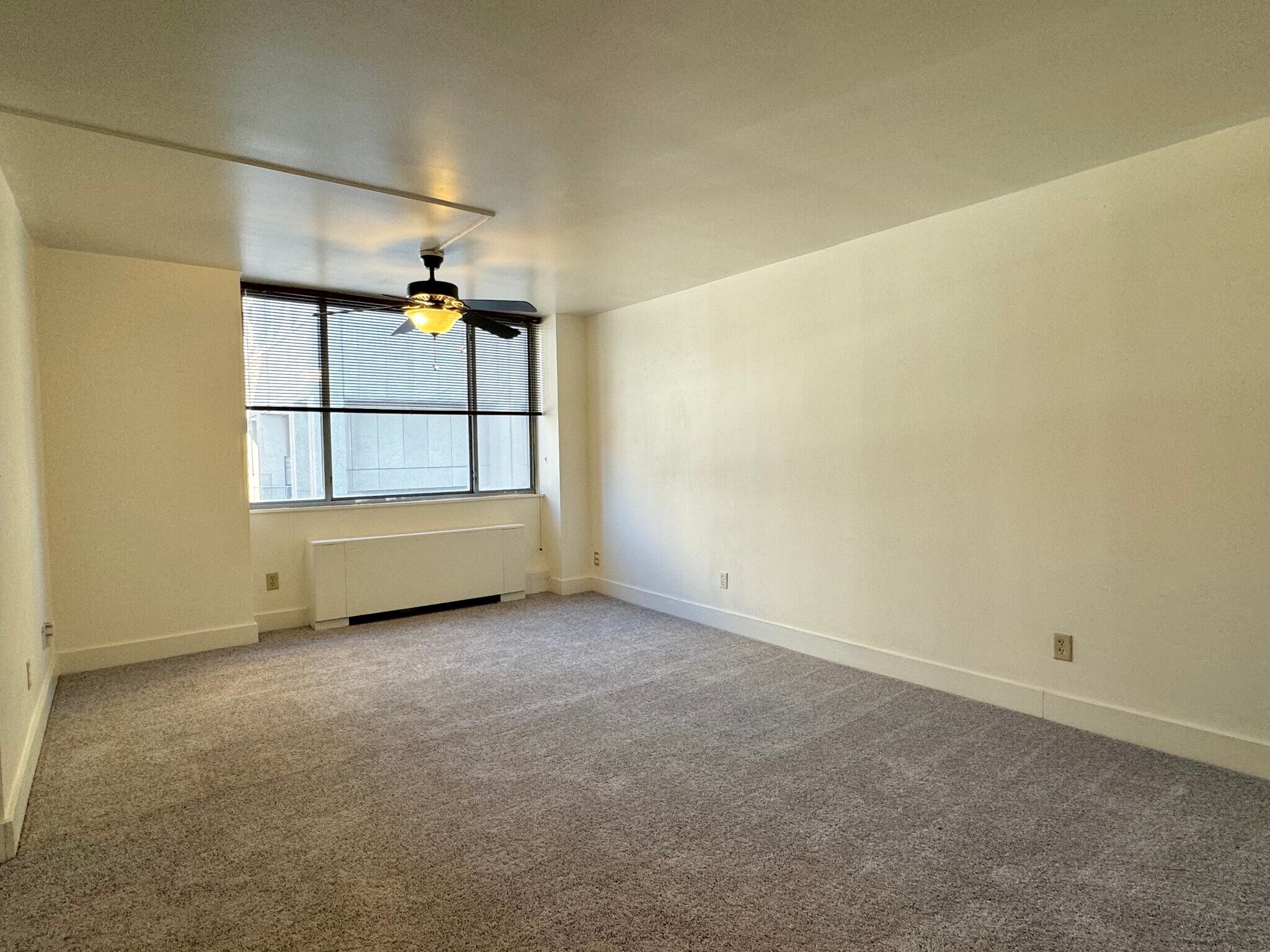 Building Photo - 600 E 8th St