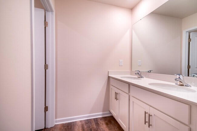Building Photo - 7882 Shallowbrook Dr