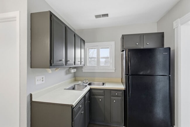 Building Photo - 645 W 10th Ave