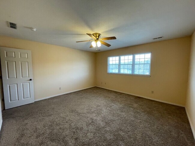 Building Photo - 4 Bedroom Home in SE Springfield!