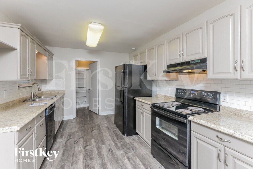 Building Photo - 109 Pinehurst Rd