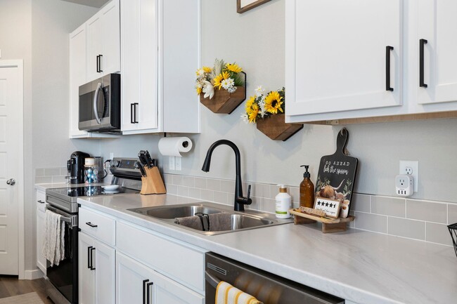 Building Photo - Beautiful 3-Bedroom Townhome with Park Vie...