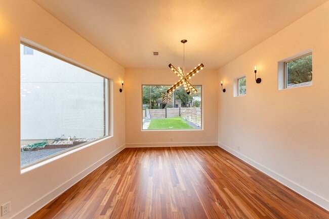 Building Photo - Gorgeous 4 bedroom, 5 bathroom House in Bouldin Creek!