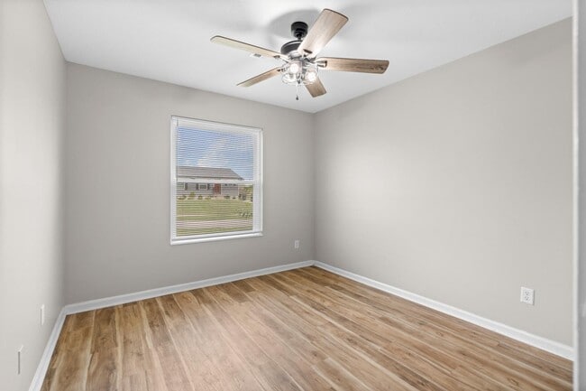 Building Photo - 1301 Farmingdale Dr
