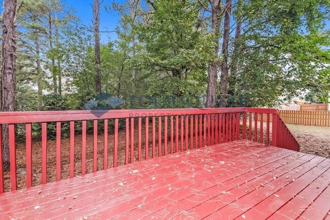 Building Photo - Spacious 4-Bed Home with Double-Height Cei...