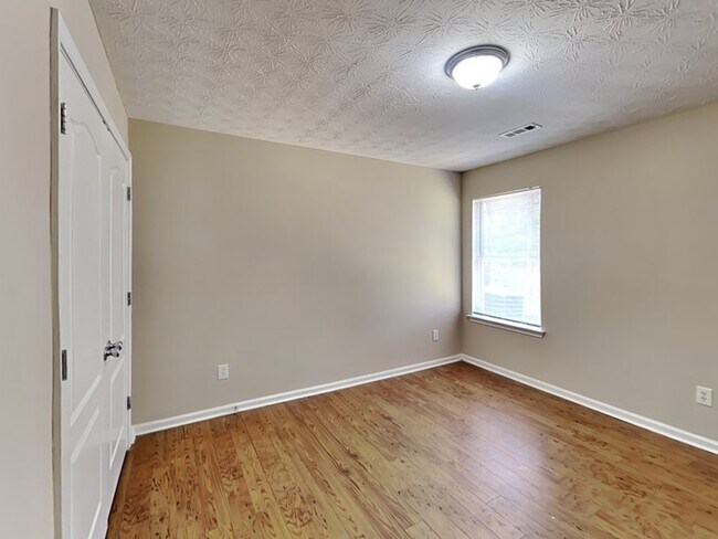 Building Photo - One Month Free! Nice 3 Bedroom Home locate...