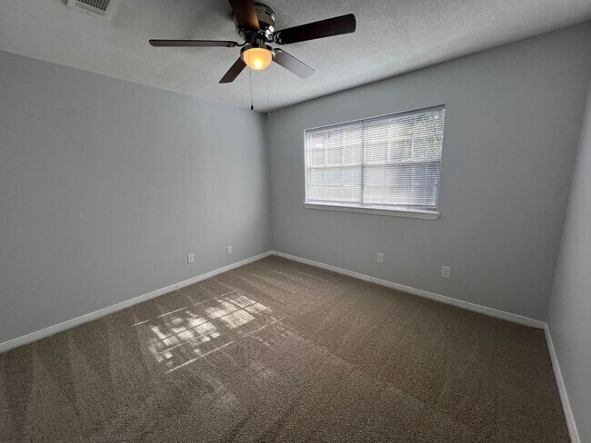 Building Photo - Pensacola - 2 Bedroom, 1 Bathroom - lawn care included