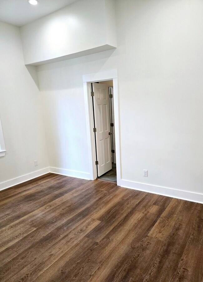 Building Photo - 308 N Joachim St