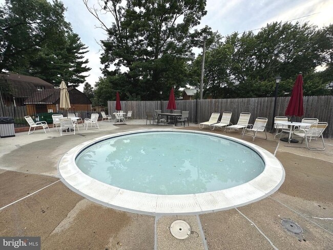 Building Photo - 411 Hampton Ct