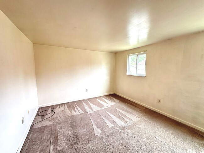 Building Photo - Well-Maintained 2 Bed, 1 Bath Townhome in Munhall - Central AC & Heat, Integral Garage - Availabl...