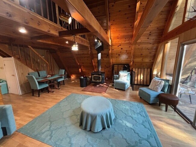 Building Photo - 10905 Elm Dr