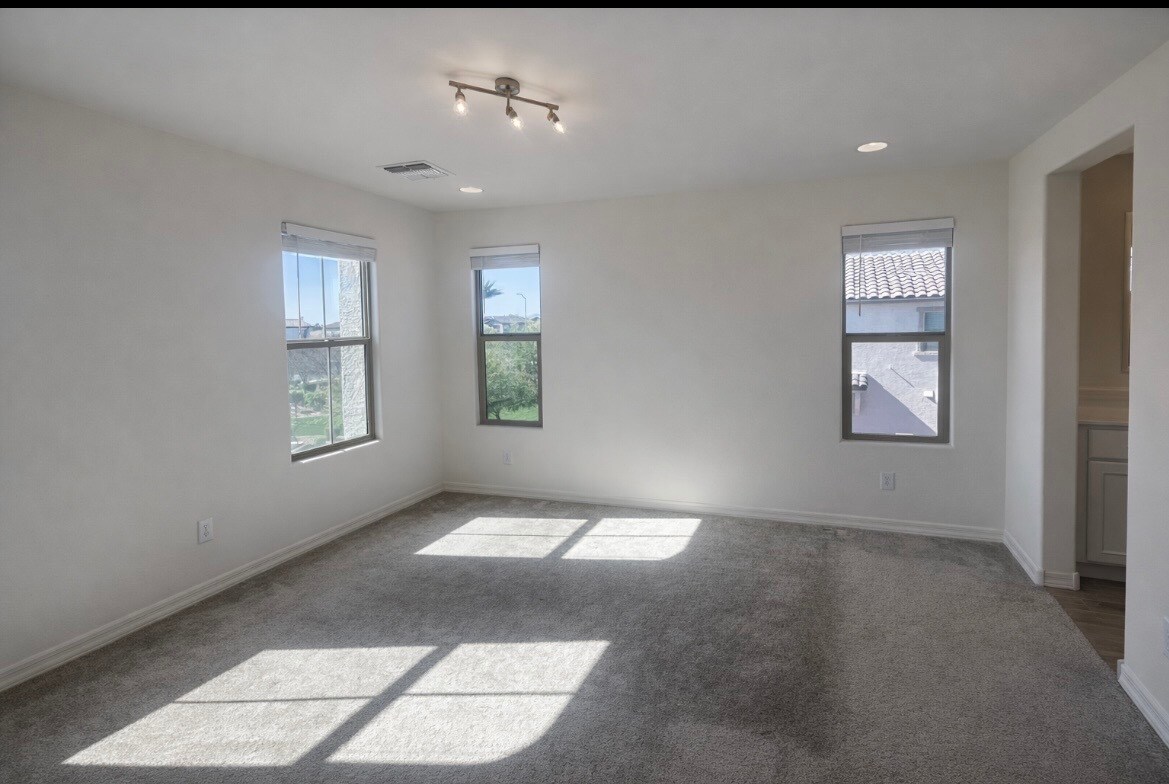 Building Photo - 8337 E Irwin Ave