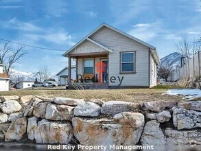 Building Photo - S Main St Single Family Home (Furnished Avl)