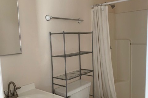 studio bathroom - 6727 N 13th Pl