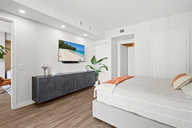 Building Photo - 1300 Brickell Bay Dr