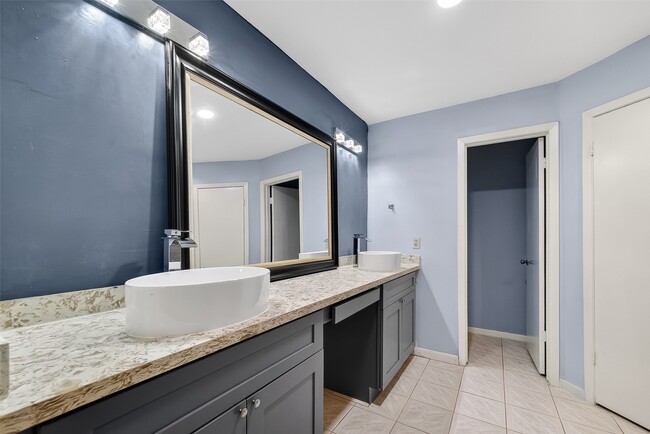 Building Photo - 10706 Sagebluff Dr