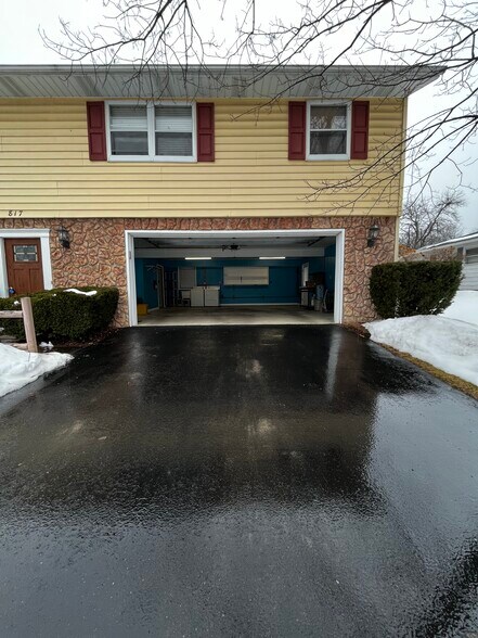 Building Photo - 817 N Rogers Ave