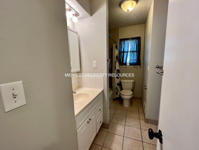 Building Photo - Beautiful home, conveniently located in Bl...
