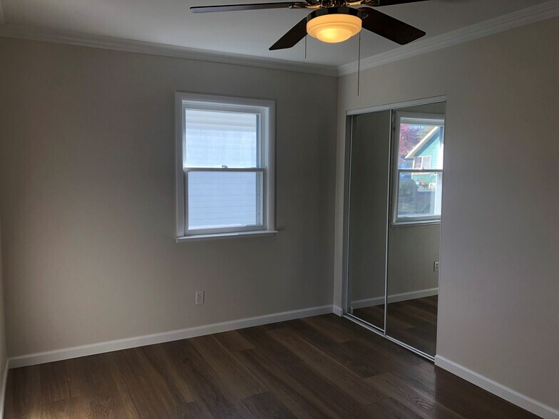 Building Photo - 106 E 2nd St