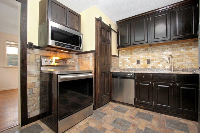 Building Photo - Well-Maintained Home with Spacious Yard and Screened Porch