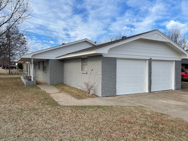 Building Photo - 3 bed room home for rent in Moore!  2 baths, 2 car garage with fenced yard near Santa Fe and SW 4...