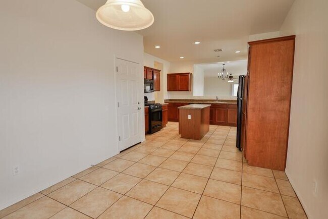 Building Photo - 831 W Calle Valenciana