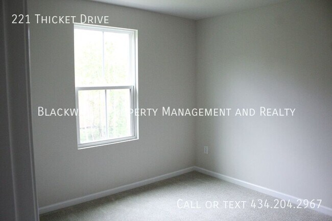 Building Photo - 221 Thicket Dr