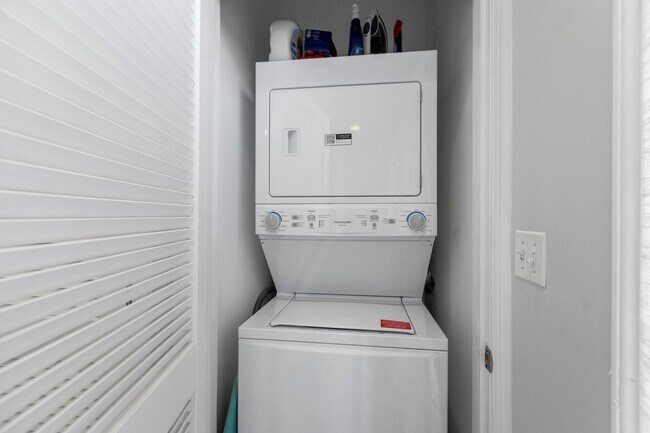 Building Photo - 720 W Evergreen-1