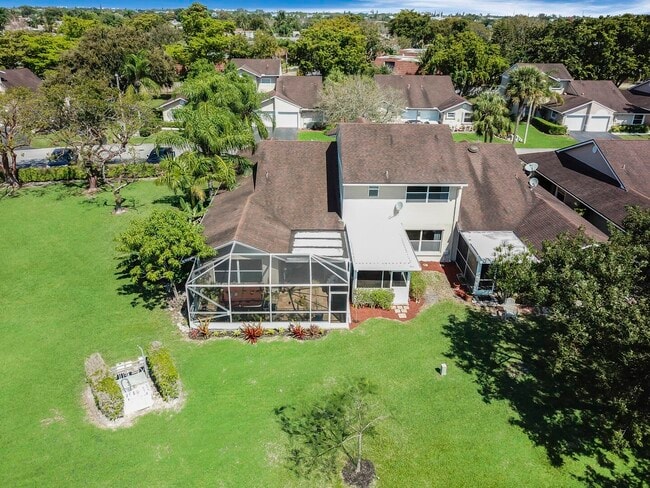 Building Photo - 1132 W Lakes Dr