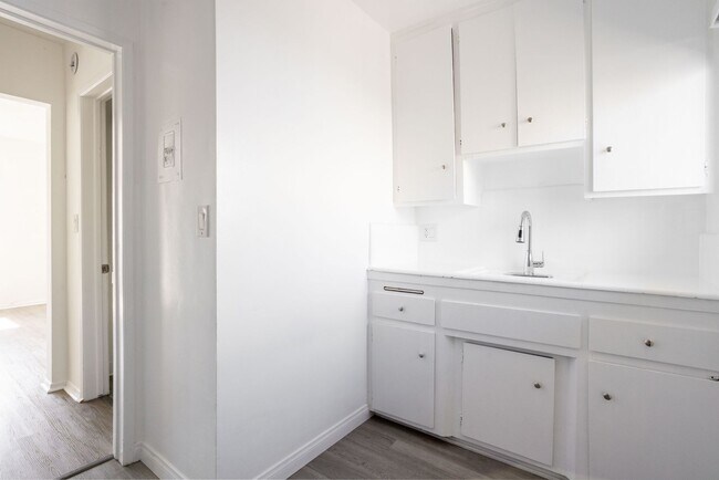 Building Photo - Studio on the Venice Beach Boardwalk - MOV...
