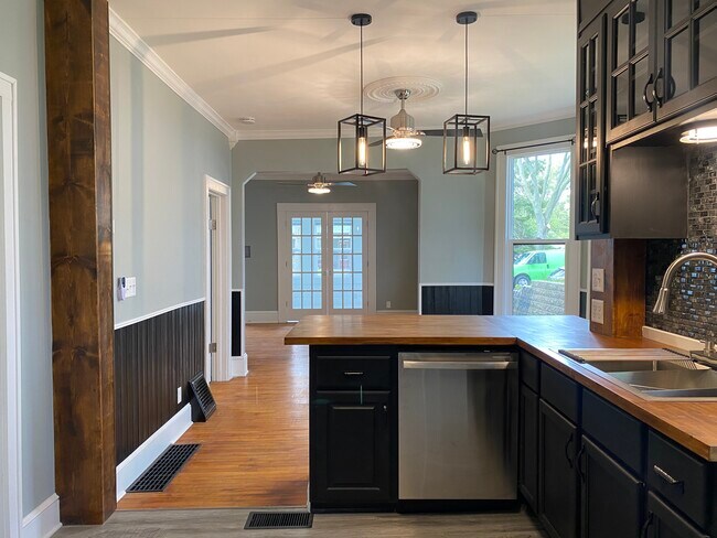 Building Photo - 37 Wyoming St E