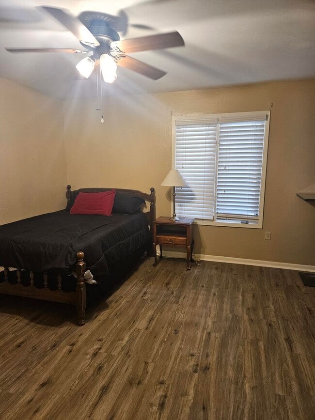 Building Photo - 2 or 3 Bed / 2 Bath Condo in Greenbriar Available Soon!