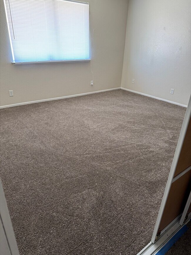 Building Photo - Apple Valley- Four Plex- 2 Bedrooms, 2 Bat...