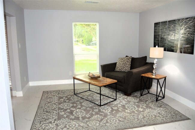 Building Photo - 3419 Southdown Dr